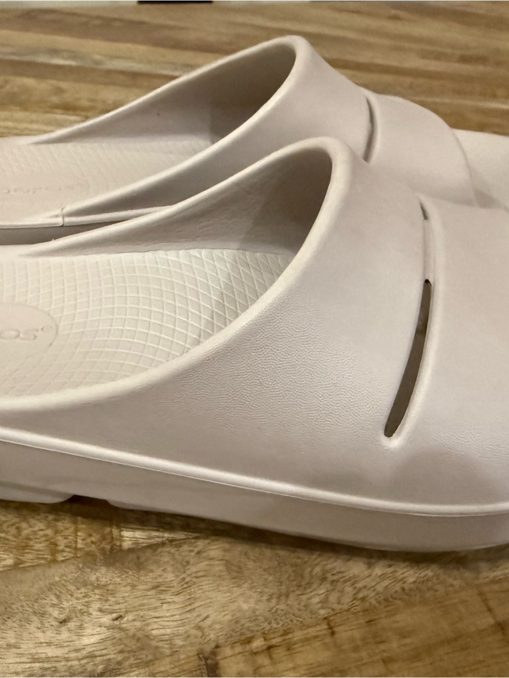 OOFOS Men’s slides in Beige Size 10